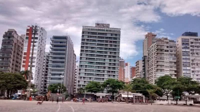 Fotografia em que é possível observar inclinação de prédio em Santos, São Paulo - Reprodução/X/@pedrowisq