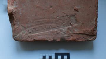 Imagem de um tijolo encontrado com o carimbo da 13ª Legião Gemina - Reprodução/Departamento de Arqueologia da Cidade de Viena