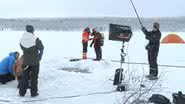 Grupo de ufólogos no lago congelado onde estaria o OVNI - Reprodução/Vídeo/YouTube