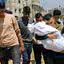 Homem um corpo após bombardeios israelenses em Rafah