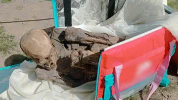 Fotografia da múmia e da mochila de entrega em que foi encontrada - Divulgação/Ministério da Cultura do Peru