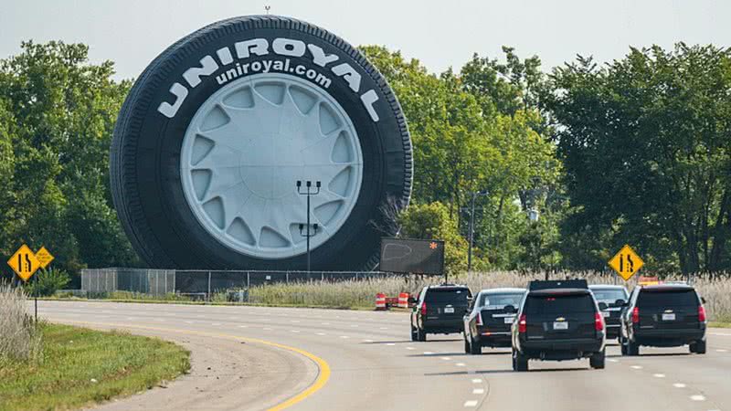 Fotografia em que é possível ver o pneu gigante - Domínio Público via Wikimedia Commons