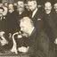 Alexander Graham Bell usando um telefone em 1892