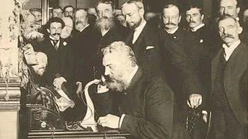 Alexander Graham Bell usando um telefone em 1892 - Domínio Público