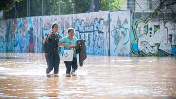 Mulheres em meio a enchente no Rio Grande do Sul - Getty Images
