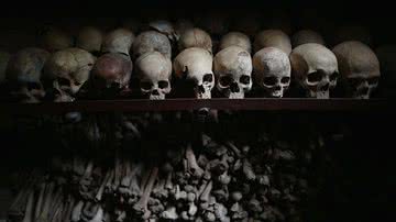 Ossadas de vítimas do genocídio em memorial - Getty Images