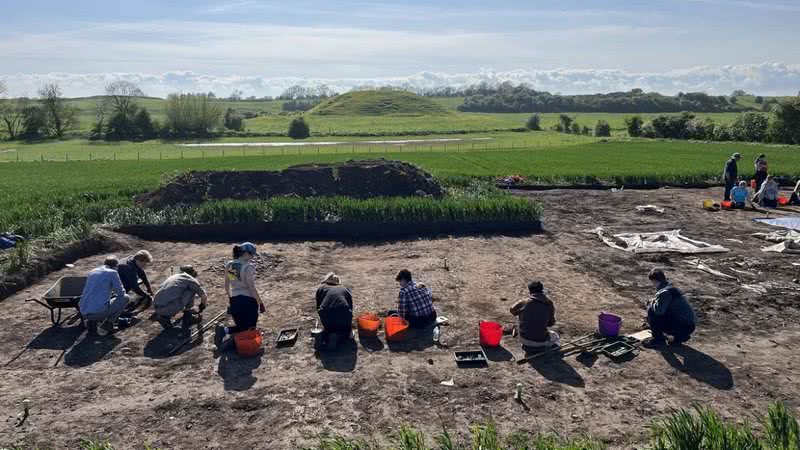 Arqueólogos estudando o local com a estrutura medieval - Reprodução / Universidade de York
