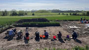 Arqueólogos estudando o local com a estrutura medieval - Reprodução / Universidade de York