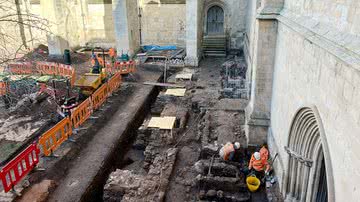 Fotografia tirada em meio às escavações - Divulgação/Catedral de Exeter