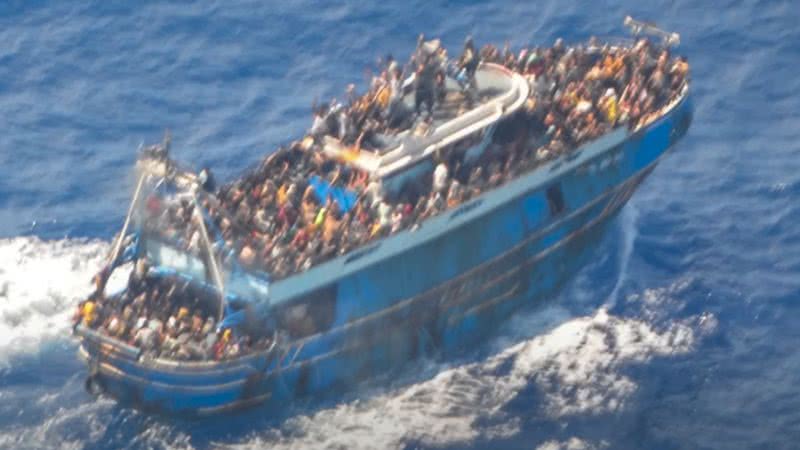 Fotografia da embarcação que naufragou e vitimou centenas de pessoas em 2023 - Divulgação/Hellenic coasguard