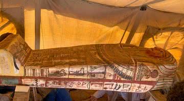 Fotografia registra um dos sarcófagos mais bem preservados - Ministério do Turismo e Antiguidades do Egito