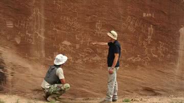 Imagem de pesquisadores com algumas das artes rupestres descobertas - Divulgação/Universidade Jaguelônica