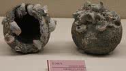 Imagem das “bombas de trovão”, que eram elaboradas a partir de conchas de cerâmica - Licença Crative Commons, via Wikimedia Commons