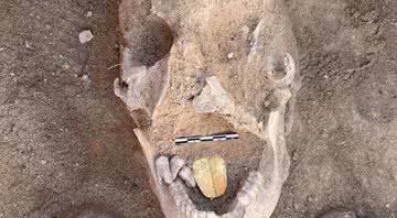 Uma das múmias com língua de ouro descoberta em fevereiro no Egito - Divulgação/Ministério do Turismo e Antiguidades do Egito