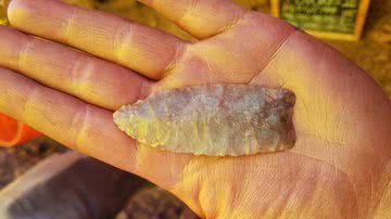 Fotografia de uma "ponta de Clóvis", ferramenta de pedra afiada usada na pré-história americana - Divulgação/Spencer Pelton