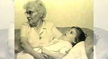 Fotografia de Audrey no colo de avó quando era mais nova. - Divulgação