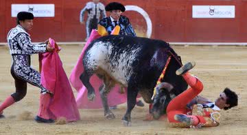 Víctor Barrio é atingido por touro durante a disputa espanhola - Divulgação/Youtube
