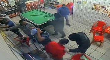 Trecho de câmera de segurança de bar durante um dos ataques da noite do massacre - Divulgação