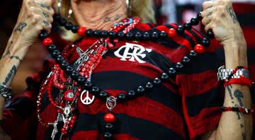 Torcedora do Flamengo com camiseta e amuletos - Getty Images