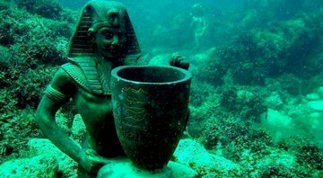 Uma das estátuas encontradas pelos arqueólogos - Franck Goddio