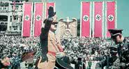 Hitler saudando seus membros, cercado por símbolos nazistas - Getty Images