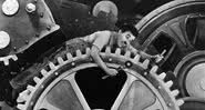 Charles Chaplin em cena do filme Tempos Modernos - Getty Images