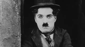 Charles Chaplin atuando no filme "O Garoto" - Wikimedia Commons