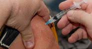 Imagem ilustrativa de pessoa sendo vacinada com injeção no braço - Pixabay