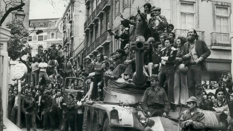 A Revolução dos Cravos pôs fim à ditadura em Portugal - Divulgação