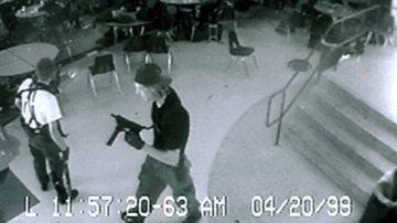 Imagens internas que mostram Eric Harris (à esquerda) e Dylan Klebold (à direita) durante o Massacre de Columbine - Reprodução