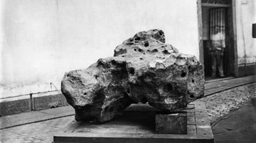 Fotografia de 1888 do meteorito Bendegó, o maior já encontrado no Brasil - Foto por Marc Ferrez pelo Wikimedia Commons