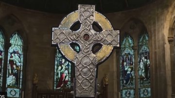 Cruz de prata utilizada na coroação de Charles III - Reprodução/Vídeo/YouTube