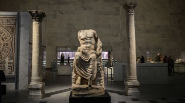 Estátua greco-romana fotografada em 2021 em uma exposição do Museu do Cairo - Getty Images