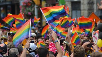 Imagem ilustrativa de pessoas carregando bandeiras do movimento LGBT+ - Foto de naeimasgary, via Pixabay