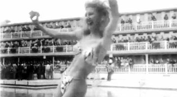 A dançarina Micheline Bernardini com biquíni em 5 de julho de 1946 - Divulgação/Youtube/Institut national de l'audiovisuel