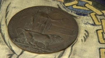 Foto da placa do primeiro soldado étnico do exército britânico a morrer na Primeira Guerra Mundial - DIX NOONAN WEBB/ Divulgação