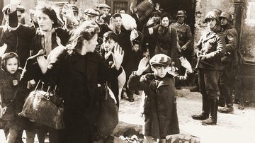 Mulheres e crianças judias removidas à força de um bunker por unidades da SS - Domínio público