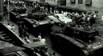 Tanques tomam as ruas em abril de 1964 - Domínio Público