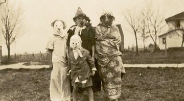 Crianças fantasiadas no início de 1900 - Wikimedia Commons