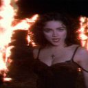 Cena polêmica do videoclipe Like a Prayer, onde Madonna dança na frente de cruzes em chamas - Divulgação/YouTube