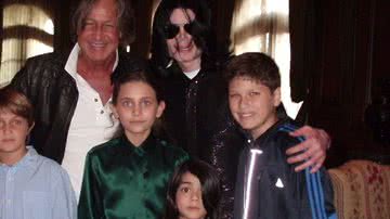Michael Jackson ao lado dos filhos e admiradores - Getty Images