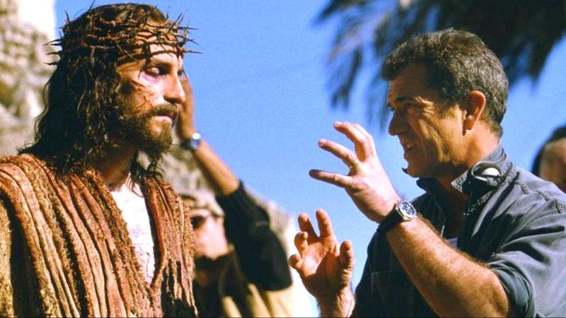 Mel Gibson dirige Jim Caviezel caracterizado como Jesus - Divulgação / Newmarket Films