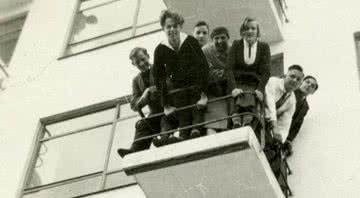 Alunos da Bauhaus em uma sacada da escola, ponto de encontro entre os jovens da época - Stiftung Bauhaus Dessau