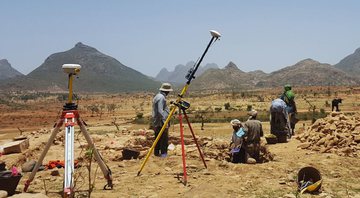Arqueólogos escavando igreja soterrada ao norte da Etiópia - Divulgação: Ioana Dumitru