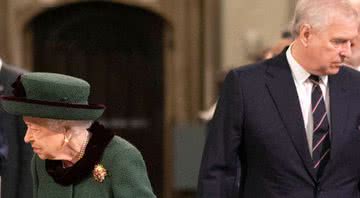 Elizabeth em evento ao lado do príncipe Andrew - Getty Images