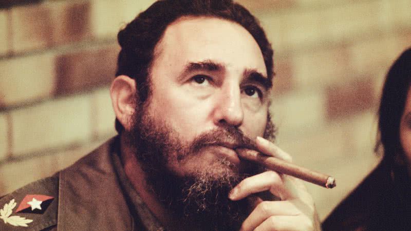 Fotografia retrata o líder cubano Fidel Castro fumando um charuto - Getty Images