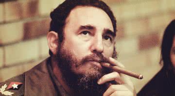 Fotografia retrata o líder cubano Fidel Castro fumando um charuto - Getty Images