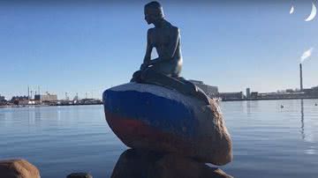 Trecho de vídeo mostrando estátua vandalizada - Divulgação/ YouTube/ AFP