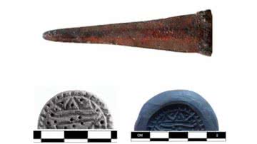 Fotografia mostrando a adaga e o selo - Reprodução/Twitter/Departamento Turco de Escavações e Pesquisa