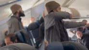 Homem ameaça comissária de bordo com colher, durante voo de Los Angeles para Boston, EUA - Reprodução/Vídeo